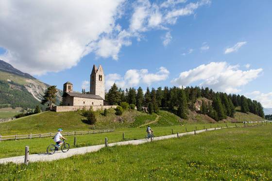 겨울스포츠의 성지 생모리츠는 여름에도 매력적이다. 야생화 만발한 꽃길을 자전거 타고 둘러보는 사람이 많다.