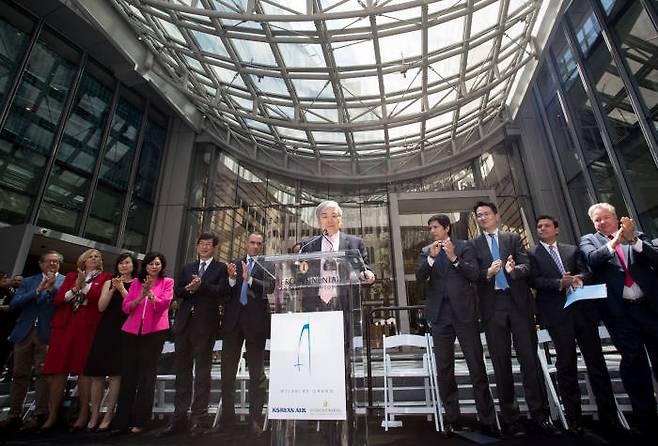 조양호 한진그룹 회장이 개관식 환영 인사말을 하고 있는 모습. 오른쪽부터 크리스 마틴(Chris Martin) A.C.마틴사(社) 최고경영자(CEO), 호세 후이자(Jose Huizar) LA 시의회 의원, 조원태 대한항공 사장, 케빈 드레온(Kevin DeLeon) 캘리포니아주 상원의장, 조양호 한진그룹 회장, 엘리 마루프(Elie Maalouf) 미주 인터콘티넨탈 호텔 그룹 최고경영자, 이기철 주 LA 총영사 (제공=한진그룹)