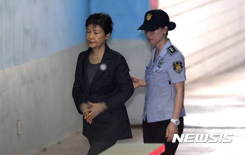 【서울=뉴시스】김선웅 기자 = 박근혜 전 대통령이 26일 오전 서울 서초구 서울중앙지방법원에서 열린 국정농단 사건 24차 공판에 출석하고 있다. 2017.06.26. mangusta@newsis.com