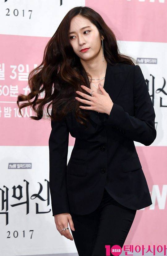 배우 정수정이 27일 오후 서울 강남구 논현동 임피리얼 팰리스 호텔에서 열린tvN 새 월화드라마 ‘하백의 신부 2017′ (연출 김병수, 극본 정윤정) 제작발표회에 참석하고 있다.