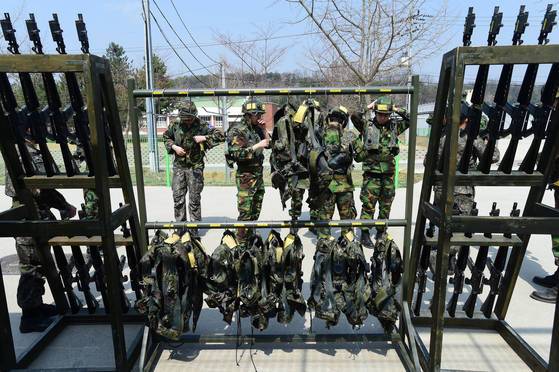 웨어러블센서와 전자총. 총은 조끼의 센서와 연동돼 있어 총을 맞으면 진동이 울린다. [사진 국방홍보원]