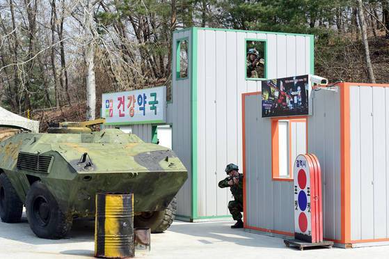 시골 읍내를 옮겨놓은 듯 한 시가지교전 훈련장에서 훈련을 하고 있는 예비군들의 모습. [사진 국방홍보원]