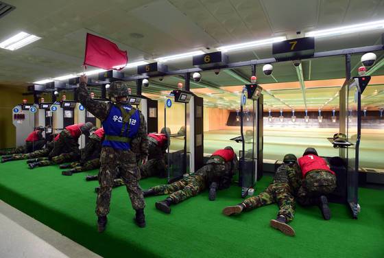 실내사격장에서 사격훈련이 진행된다. 사격이 끝나면 표적지가 자동으로 전달된다. [사진 국방홍보원]