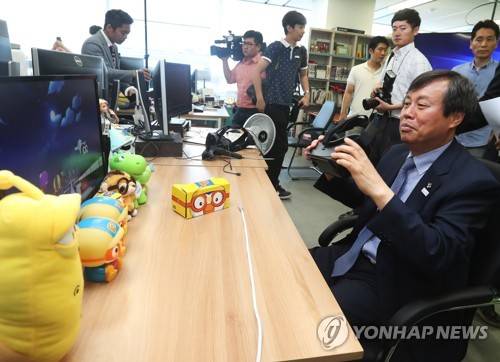 (성남=연합뉴스) 홍기원 기자 = 도종환 문화체육관광부 장관이 27일 오후 경기도 성남시 분당구 글로벌게임허브센터에서 열린 게임산업 현장 간담회에서 가상현실(VR)체험을 마치고 미소를 짓고 있다. 2017.6.27 xanadu@yna.co.kr