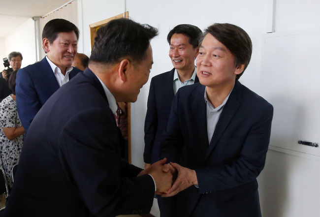 안철수 국민의당 전 대표가 지난 5월 30일 강원 춘천시 도당 간담회에 참석해 당직자와 악수하고 있다. 이 사진 이후 안 전 대표의 공식 활동 모습은 잘 드러나지 않고 있다. [사진제공=연합뉴스]