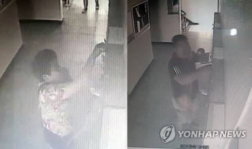 (부산=연합뉴스) 지난 27일 오후 보이스피싱 조직원의 전화를 받은 이모(68·여) 씨가 속는 척하며 우편함에 집 열쇠를 넣어두고(사진 왼쪽) 외출하자 10여 분 뒤 공범이 그 열쇠를 꺼내고 있다. 공범은 열쇠를 들고 이 씨 집에 갔다가 잠복 중인 경찰에 붙잡혔다. 2017.6.28 [부산 영도경찰서 제공 영상 캡처=연합뉴스]      youngkyu@yna.co.kr