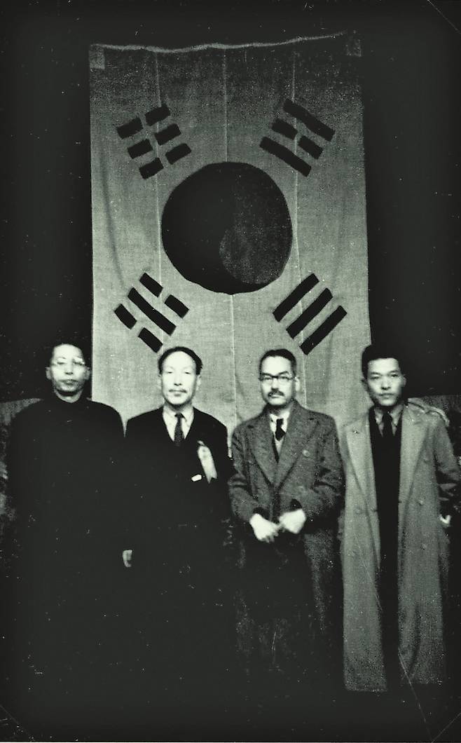 3·1절 22주년 기념식을 마치고(충칭, 1941년 3월1일) 왼쪽부터 김구, 조소앙, 신익희, 김원봉. “충칭 시기의 사진으로 특히 눈에 띄는 것은, 많지는 않지만, 임시정부와 임시의정원 관계자 개개인에 관련된 것들이다. 1941년에 김구와 김원봉이 함께 등장하는 사진이 있는데 여기에는 조소앙과 신익희가 함께 나란히 보인다. 대단히 상징성이 큰 사진이다.”(글 22쪽, 사진 214쪽) 한울엠플러스 제공.
