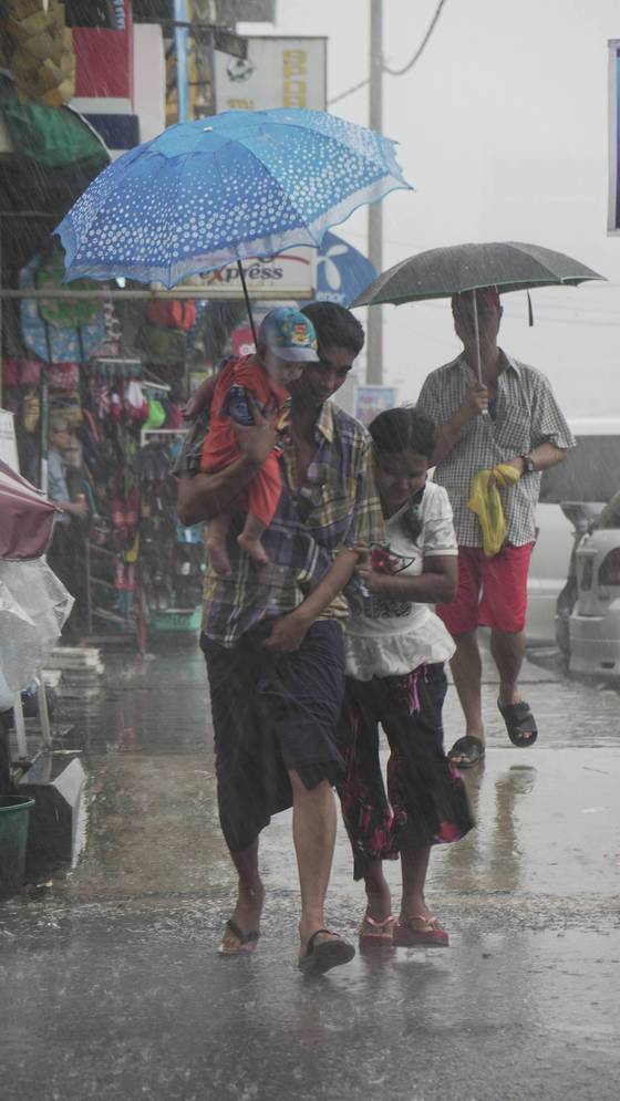 시시때때로 비가 쏟아지는 양곤.