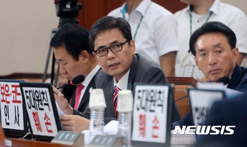 【서울=뉴시스】홍효식 기자 = 대구지역 시민단체들이 7일 '유서대필 조작사건'과 관련해 자유한국당 곽상도(대구 중.남구) 의원의 사퇴를 촉구하고 나섰다. 사진은 지난달 29일 오후 김상곤 사회부총리 겸 교육부장관 후보자의 인사청문회에서 질의하는 모습이다. 2017.07.07. yesphoto@newsis.com