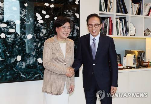 (서울=연합뉴스) 이지은 기자 = 바른정당 이혜훈 대표가 29일 오전 서울 강남구 이명박 전 대통령 사무실에서 이 전 대통령과 악수를 하며 기념촬영하고 있다. 2017.6.29      jieunlee@yna.co.kr