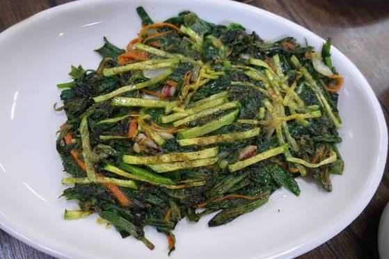 덤 안주로 부쳐 준 부추전은 오징어 살이 드문드문 박히고 애호박과 당근채도 들어갔다. 반죽은 찾아야 보일 정도로 부추를 듬뿍 넣어 향이 좋다.