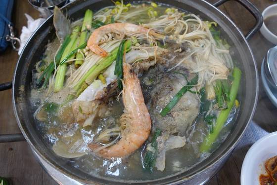 옆자리 손님이 주문한 ‘볼테기탕’. 대구머리탕을 부르는 ‘식이네집’ 이름이다. 백합조개, 보리새우, 대하를 넣고 매운탕이 아닌 맑은탕으로 끓였다.