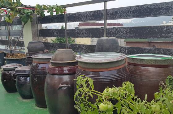 ‘식이네집’은 모든 장류를 직접 담가 쓴다. 북가좌동 자택 3층 집 옥상에 장독대가 있다. 항아리들 때문에 아파트를 분양 받았지만 입주를 못했다. 많이 버렸지만 10개가 넘는다.