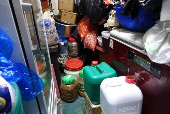 모든 장류와 김치, 젓갈까지 직접 담가서 음식을 하다 보니 준비할 게 많다. 주방 옆 창고에는 여러 대의 김치냉장고와 젓갈·된장·간장 통들이 가득하다.