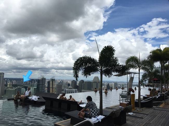 첫인상이 사진에서 보던 것과 아주 다르지 않았다. 사진 왼쪽 가운데 전신에 타투를 한 청년 2명이 사진찍는 우리를 바라보며 웃고 있다.