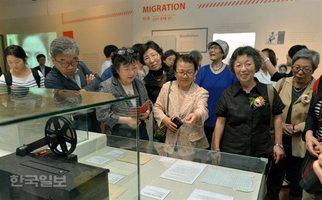 1960년대 독일로 간 간호사들의 삶을 조명한 전시회 '국경을 넘어, 경계를 넘어' 가 개막한 지난 달 26일 서울역사박물관에서 조국남(오른쪽에서 두 번째) 재독한국여성모임 대표를 비롯한 재독 간호사들이 전시회를 둘러보고 있다. 서재훈 기자 spring@hankookilbo.com