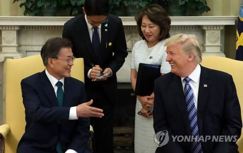 (워싱턴=연합뉴스) 배재만 기자 = 문재인 대통령과 도널드 트럼프 미국 대통령이 30일 오전(현지시간) 워싱턴 백악관에서 단독정상회담을 하고 있다. scoop@yna.co.kr