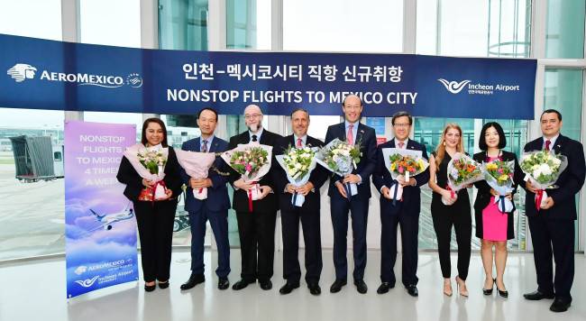 Representatives from Korea and Mexico including Mexican ambassador to Korea Bruno Figueroa Fisher (fourth from left) and Aeromexico's Chief Revenue Officer Anko van der Werff (fifth from left) pose at Incheon International Airport Monday to celebrate the first nonstop flight from Seoul to Mexico City. (Aeromexico)