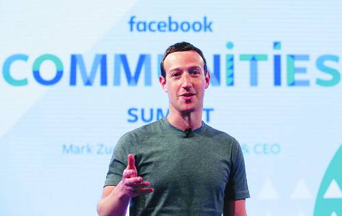 페이스북 최고경영자인 마크 저커버그가 미국 시카고에서 열린 페이스북 커뮤니티 서밋을 하루 앞두고 지난달 21일 발표 준비를 하고 있다. AP뉴시스