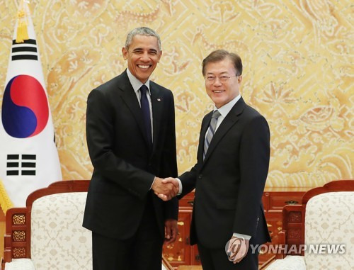 (서울=연합뉴스) 문재인 대통령이 3일 오후 청와대 본관에서 예방한 버락 오바마 전 미국 대통령과 악수하고 있다. 2017.7.3 [청와대 제공=연합뉴스]      photo@yna.co.kr
