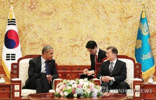 (서울=연합뉴스) 문재인 대통령이 3일 오후 청와대 본관에서 예방한 버락 오바마 전 미국 대통령과 면담하고 있다. 2017.7.3 [청와대 제공=연합뉴스]      photo@yna.co.kr