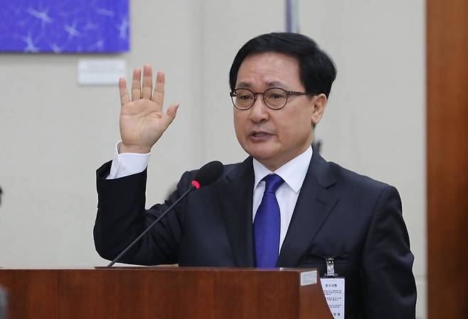 유영민 미래창조과학부 장관 후보자가 4일 오전 국회 미래창조과학방송통신위원회에서 열린 인사청문회에서 선서를 하고 있다. 강창광 기자 chang@hani.co.kr