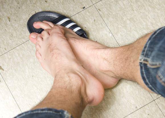 [health chosun]발의 습기와 각질을 제거해 세균 번식을 막으면 발 냄새를 줄일 수 있다/사진=헬스조선 DB