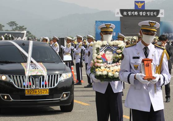 음주운전 단속 근무 중 도주하는 차량에 치여 끝내 숨진 경북 김천경찰서 역전파출소 소속 故 정기화(37) 경감의 영결식 모습. [중앙포토]