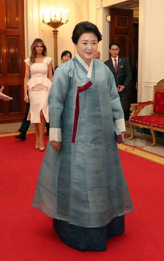 29일 오후(현지시간)미국 워싱턴 D.C 백악관에서 열린한미 양국 정상 간 만찬에 참석한 모습. 김 여사의 어머니가 물려준 옷감으로 제작된 한복을 입었다. [청와대사진기자단]
