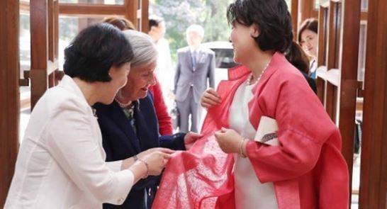 30일 오후(현지시간) 워싱턴에서 열린 '서울-워싱턴 여성협회 초청간담회'에서 조앤 허버드 전 주한대사 부인에게 분홍색 코트를 보여주며 대화를 나누고 있다. 무형문화재 누비장 김해자 선생의 작품이다. [사진 청와대]