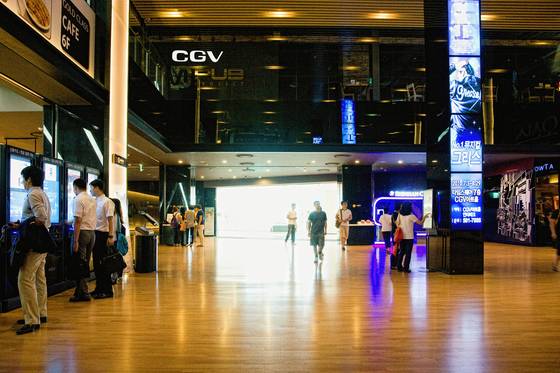 대기업이 영화의 제작·배급·상영을 겸영하는 수직계열화와 그로 인한 스크린 독과점은 한국 영화계의주요 이슈다. CJ가 운영하는 멀티플렉스 상영관 CGV 풍경. [사진 CGV]