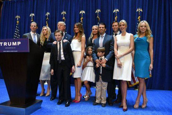2015년 6월 도널드 트럼프 미국 대통령이 당시 공화당 후보로 입후보할 당시. 트럼프 대통령 바로 앞쪽이 아들 배런 트럼프.