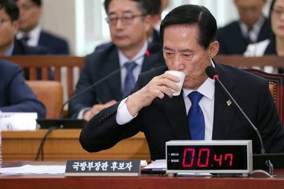 과거 음주운전 경력 등으로 논란을 빚고 있는 송영무 국방부장관 후보자 인사청문회에서 물을 마시고 있다. [중앙포토]