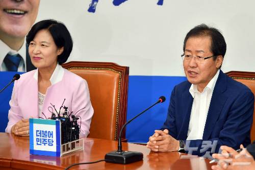 자유한국당 홍준표 신임 대표가 4일 오후 국회 더불어민주당을 찾아 추미애 대표와 만나고 있다. (사진=윤창원 기자)