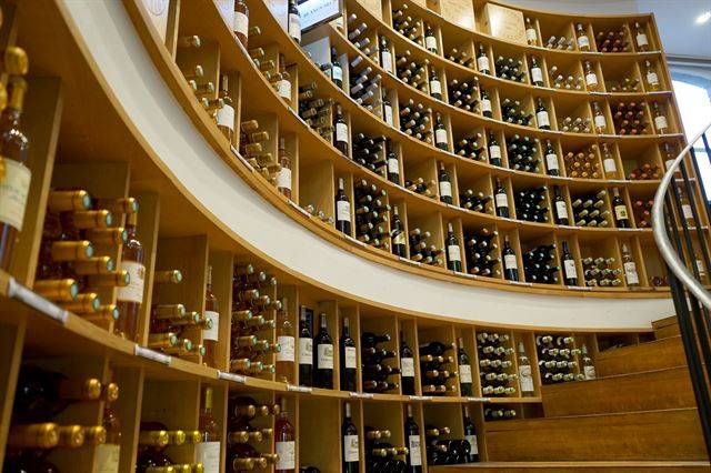 12m 높이의 17세기 멘션(mansion)으로, 계단을 오를수록 기대감까지 높아진다.