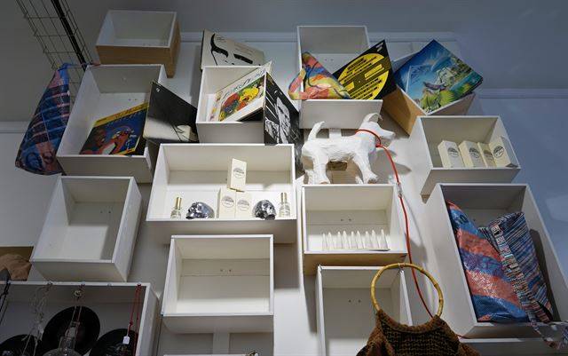 신진 혹은 기성 아티스트의 소품과 자체 디자인한 패션 아이템이 균형을 이룬다.