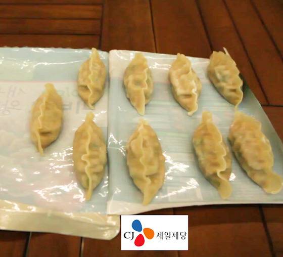 한 팩에 든 만두를 모두 꺼내봤다. CJ '비비고 새우왕교자'엔 9개가 들어있다. 송현호 인턴기자