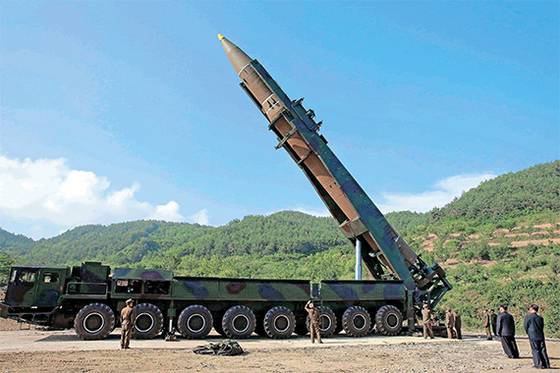 김정은 북한 노동당 위원장(오른쪽 둘째)이 4일 오전 평안북도 방현 지역에서 ‘화성-14형’ 미사일 발사 준비상황을 지켜보고 있다. [조선중앙통신=연합뉴스]