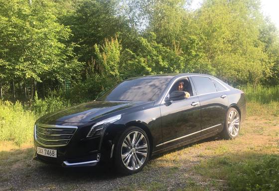 캐딜락의 플래그십 세단 CT6에 탑승한 본지 기자. 문희철 기자.