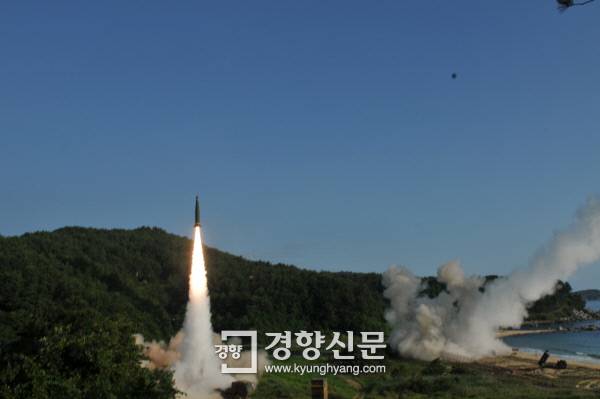 현무-2 미사일이 5일 동해안에서 발사되고 있다./합참 제공