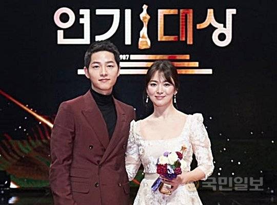 2016 KBS 연기대상을 수상한 송중기(왼쪽)와 송혜교. 국민일보 DB