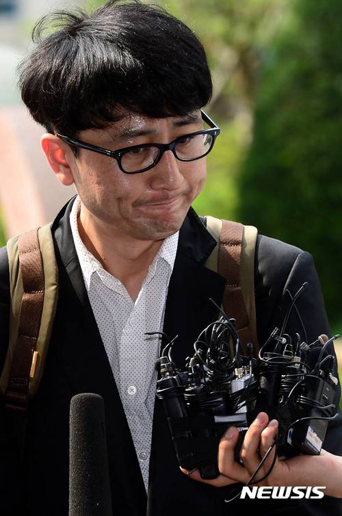 【서울=뉴시스】박주성 기자 = 문재인 대통령의 아들 문준용 씨 취업 특혜의혹 조작사건에 개입한 혐의를 받고 있는 이준서 국민의당 전 최고위원이 검찰조사를 받기 위해 5일 오후 서울 양천구 남부지방검찰청으로 들어서며 취재진의 질문을 듣고 있다. 2017.07.05 park7691@newsis.com