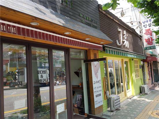 중림동 일대에 들어선 이색 카페와 식당, 맥주집 등 전경. '중리단길'이란 별칭까지 붙으며 상권이 활기를 띠고 있다.