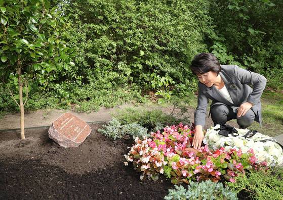 문재인 대통령 부인 김정숙 여사가 5일 오후(현지시간) 독일 베를린 가토우 공원묘지에 있는 윤이상 묘소를 찾아 둘러보고 있다.