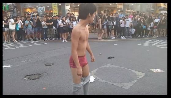 시내 한복판에서 옷을 벗고 있는 이씨의 영상 일부. [사진 유튜브 캡쳐]