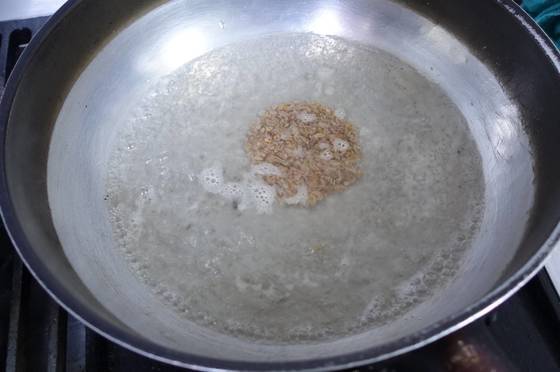 얼린 해삼내장을 끓는 물에 넣자 녹으면서 가닥마다 오그라들고 있다.