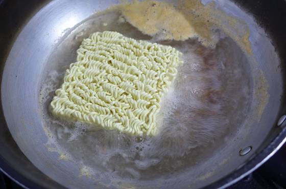 해삼내장 가닥이 풀어지면 라면을 넣고 삶는다.