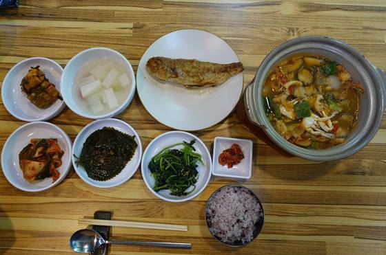 ②-1 전복된장찌개와 7찬 상차림