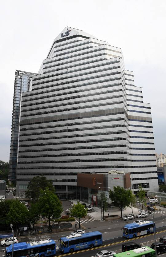 대부분의 건축물들은 간선도로와 평행한 형태로 서 있는 것과 달리 LS용산타워는 간선도로의 도로축과 45도 각도를 유지하고 있다는 점이 특징이다. 전체적으로는 5각형 형태를 띠고 있는 가운데 1층은 무려 11각형 모양을 하고 있는 등 네모 반듯한 오피스 건축물의 전형을 탈피한 모습으로 길 가는 사람들의 시선을 잡아끈다. /권욱기자