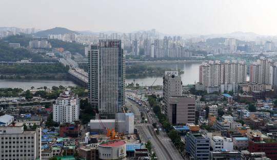 LS용산타워 옥상에서 한강대교 방향으로 바라본 모습/권욱기자